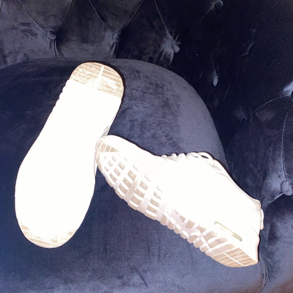 Women’s size 6 white Nike AirMax sneakers - Picture 7 of 7